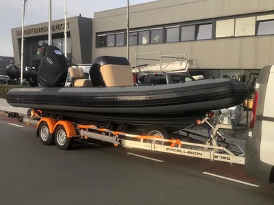 rubberboot (RIB) op trailer voor bedrijfsgebouw
