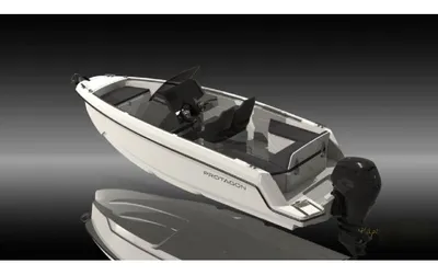 open motorboot op grijze achtergrond