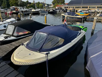 sloep met kap afgemeerd in jachthaven