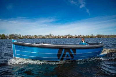blauwe aluminium sloep op het water