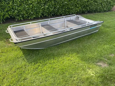 aluminium boot op gras bij haag