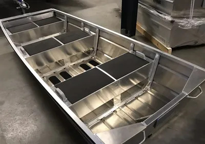 aluminium boot in magazijn