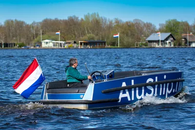 kleine tender met bestuurder op het water