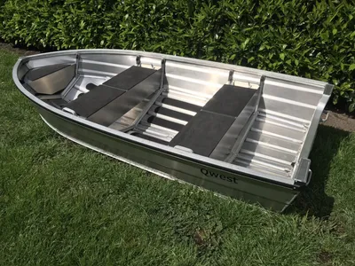 Aluminium boot op gras