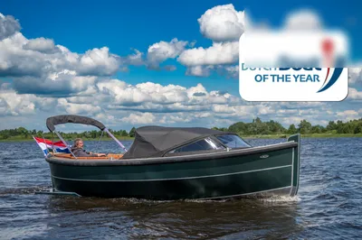 boot op water met wolkenlucht