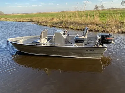 kleine aluminium boot op rustig water