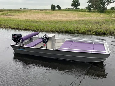 aluminium boot met paarse kussens op kanaal