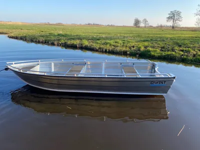 Aluminium boot op rustig water