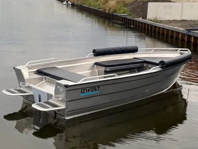 kleine aluminium boot op stil water
