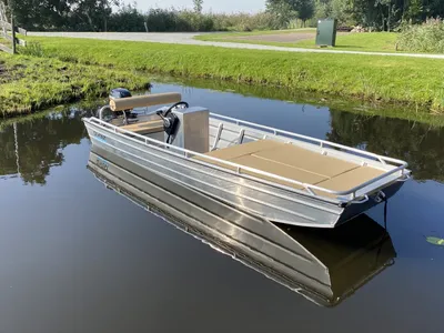 aluminium boot op stil water