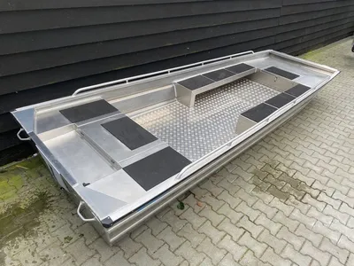 aluminium bootromp zonder motor op oprit