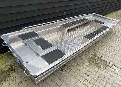aluminium platbodem boot op kade