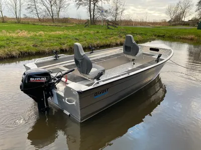 aluminium visboot op een kanaal