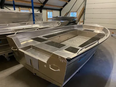 aluminium boot in loods