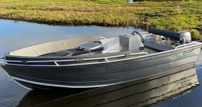 aluminium motorboot op rustig water