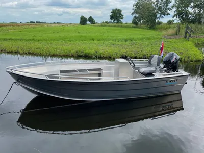 aluminium open boot met buitenboordmotor op water
