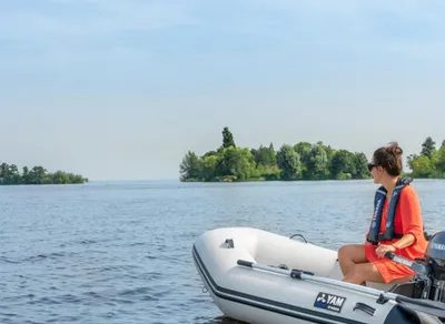 opblaasbare boot met persoon op het water