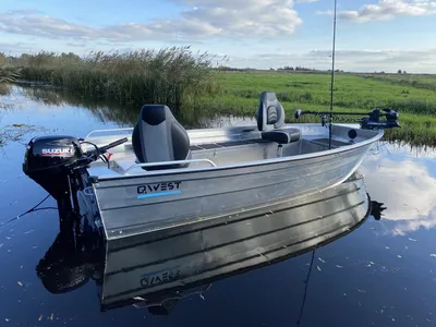 aluminium visboot op stil water met stoelen