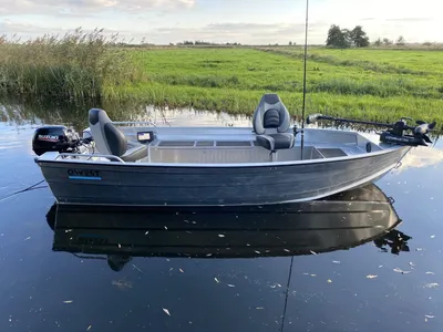 kleine aluminium visboot op stil water