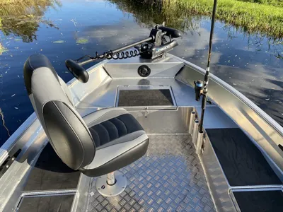 interieur van aluminium visboot