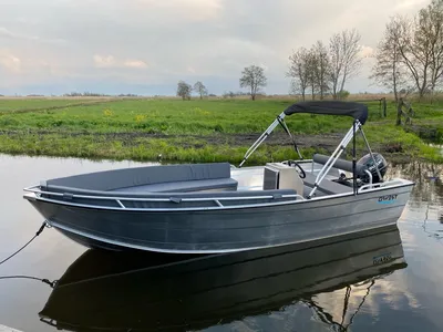 aluminium motorboot in rustig water
