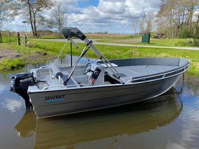 aluminium open visboot op stil water