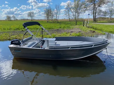 grijze aluminium boot op rustig water