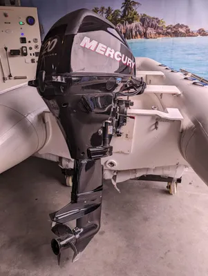 buitenboordmotor gemonteerd op rubberboot