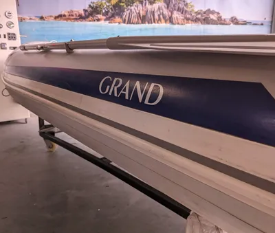 zijaanzicht rubberboot in binnenruimte