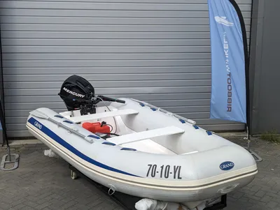 opblaasboot met buitenboordmotor op trailer