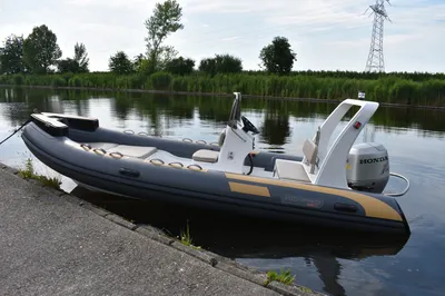 RIB rubberboot aangemeerd aan kade