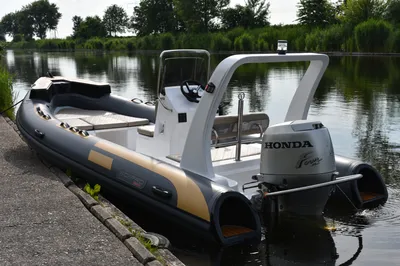 RIB boot aangemeerd langs kanaal