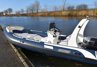 RIB boot afgemeerd langs kade bij kanaal