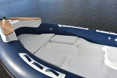 interieur van opblaasbare rib met ligbedden