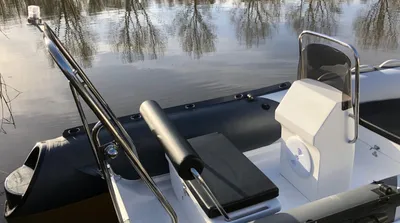 RIB met console en zitbanken op het water