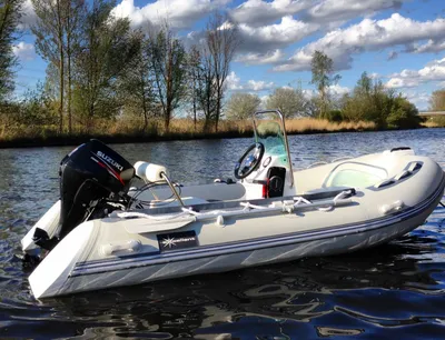RIB op water met bomen op de achtergrond
