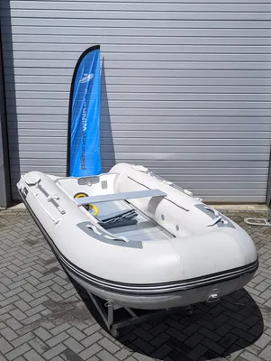 rubberboot buiten voor een rolpoort