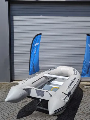 Grijze opblaasbare rubberboot buiten