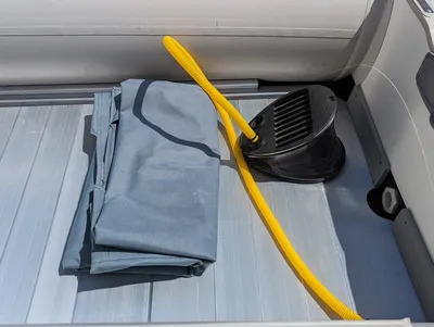 Opgevouwen doek en voetpomp in rubberboot