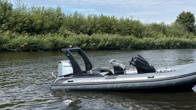 RIB in het water bij oever