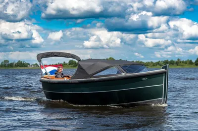 sloep met kap op open water