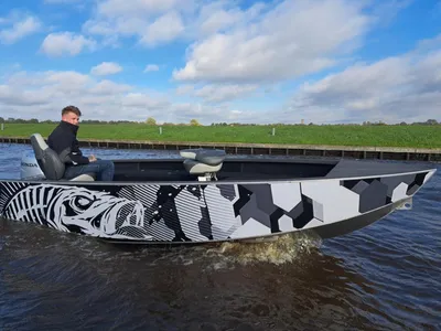aluminium visboot met bestuurder op kanaal