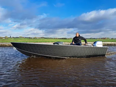 aluminium visboot op water met bestuurder