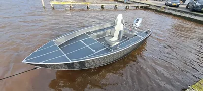 aluminium visboot op water bij steiger