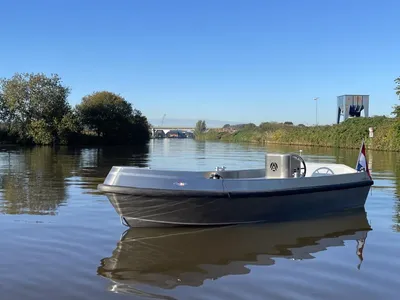 open aluminium boot op rustig water