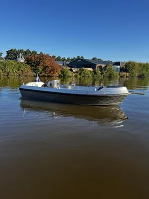 open aluminium boot op het water