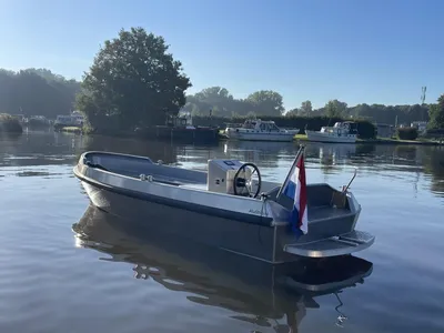 open aluminium boot op rustig water