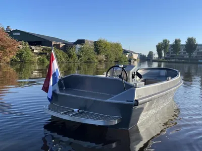 open aluminium boot op stil water