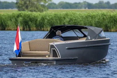 tender op het water, achteraanzicht