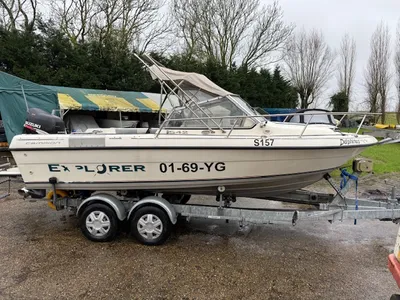 motorboot op trailer buiten